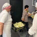 Kiszenie kapusty w Koszalińskim Uniwersytecie Ludowym – powrót do korzeni tradycji i wspól